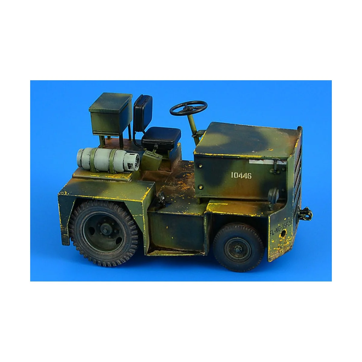 United Tractor G40C TOW Tractor (LPG), 1/32 - Aerobonus 320.108 United Tractor G40C TOW Tractor (LPG), 1/32 - Aerobonus 320.108