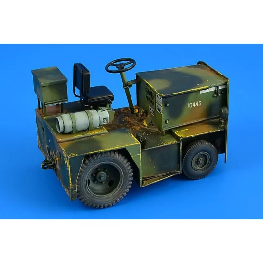 United Tractor G40C TOW Tractor (LPG), 1/32 - Aerobonus 320.108 United Tractor G40C TOW Tractor (LPG), 1/32 - Aerobonus 320.108
