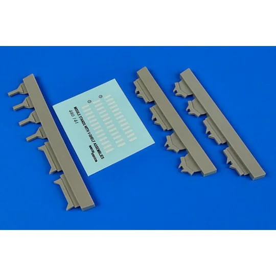USAF Missile maintenance stands with V-s V-shelf assemblies, 1/48 -... USAF Missile maintenance stands with V-s V-shelf assemblies, 1/48 -...