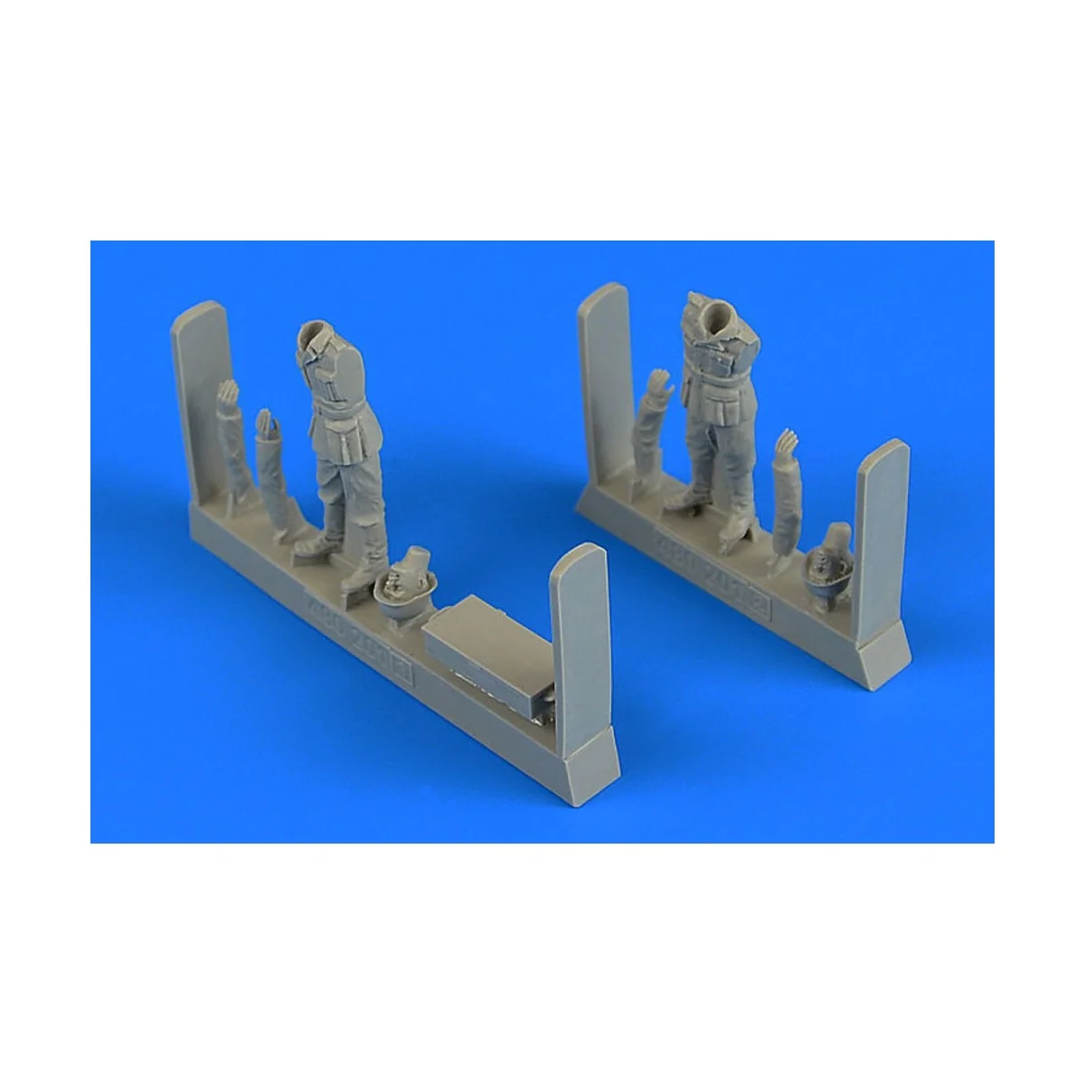 WWII German Soldiers with ammunition box, 1/48 - Aerobonus 480.201