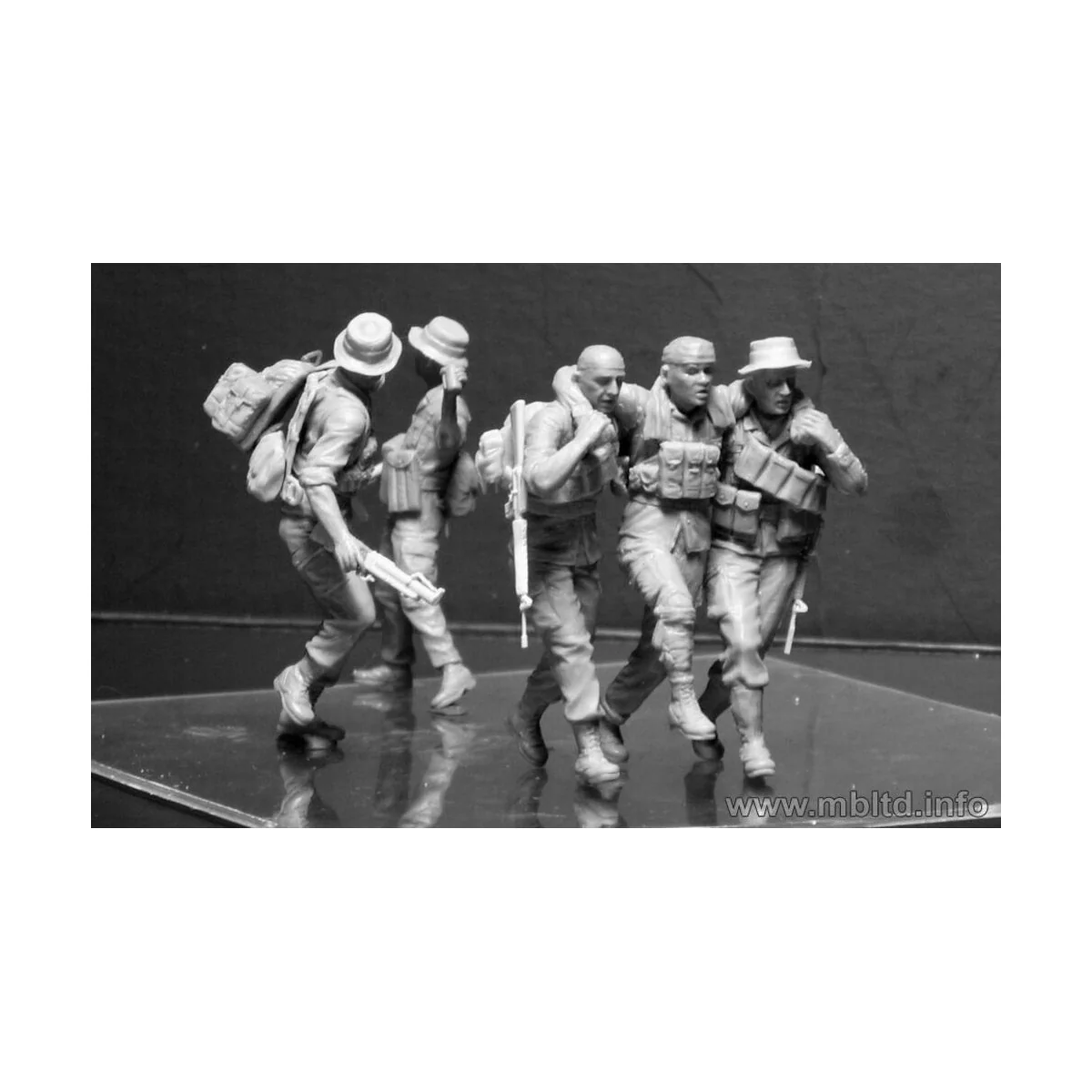 “Head for the “Huey”, Vietnam War series” - Master Box Ltd. 35107