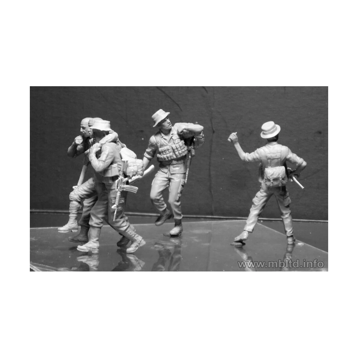 “Head for the “Huey”, Vietnam War series” - Master Box Ltd. 35107