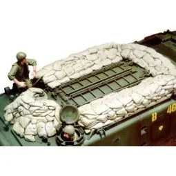 U.S.Marine LVTP5 Crew & Sandbags - Hobby Fan HF516