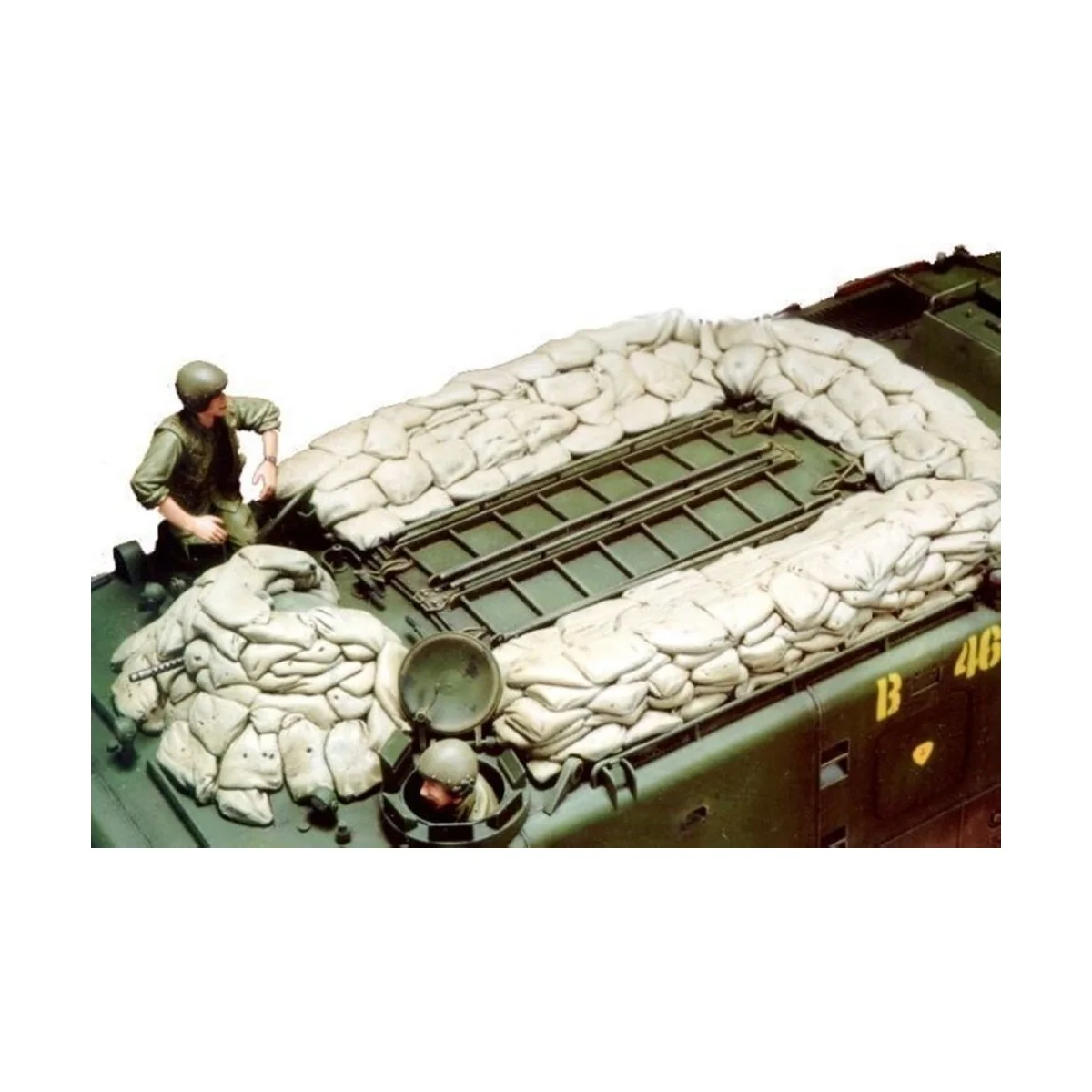 U.S.Marine LVTP5 Crew & Sandbags - Hobby Fan HF516