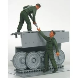Tiger I Ammunation Supply- 2 Figures - Hobby Fan HF570