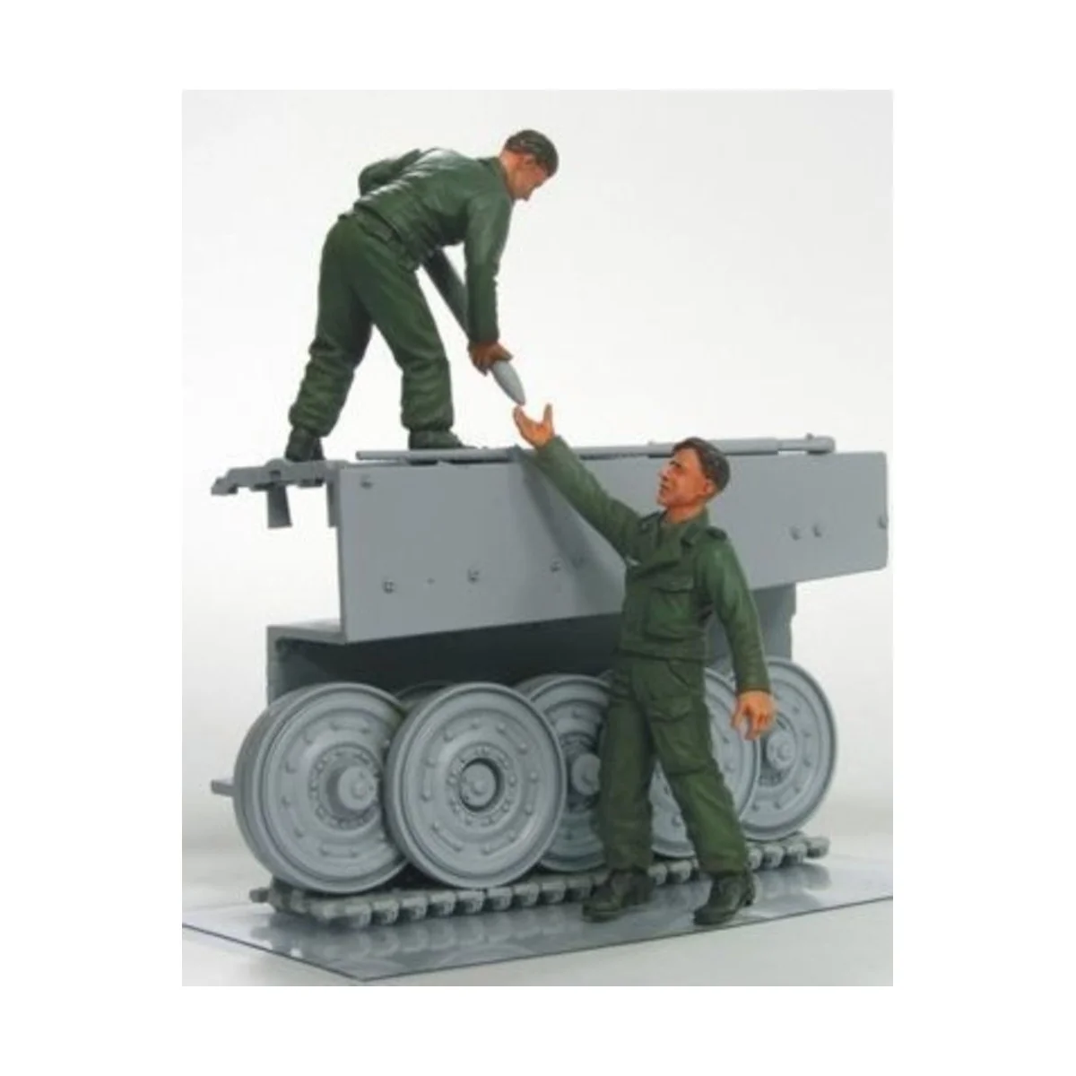 Tiger I Ammunation Supply- 2 Figures - Hobby Fan HF570