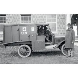 Model T 1917 Ambulance with US Medical Personnel - ICM 35662
