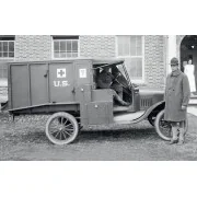 Model T 1917 Ambulance with US Medical Personnel - ICM 35662