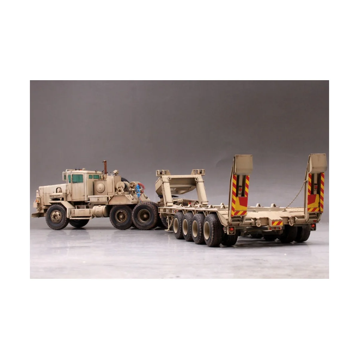 M911 C-HET w/m747 Heavy Equipment Semi- Trailer, 1/35 - Hobby Boss ...