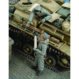 Stug III Crew German - WWII (Russia ' 43) 1+1/2 fig. - Royal Model ...