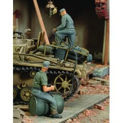 German crew refuelling tank-2 fig.-WWII - Royal Model RM154