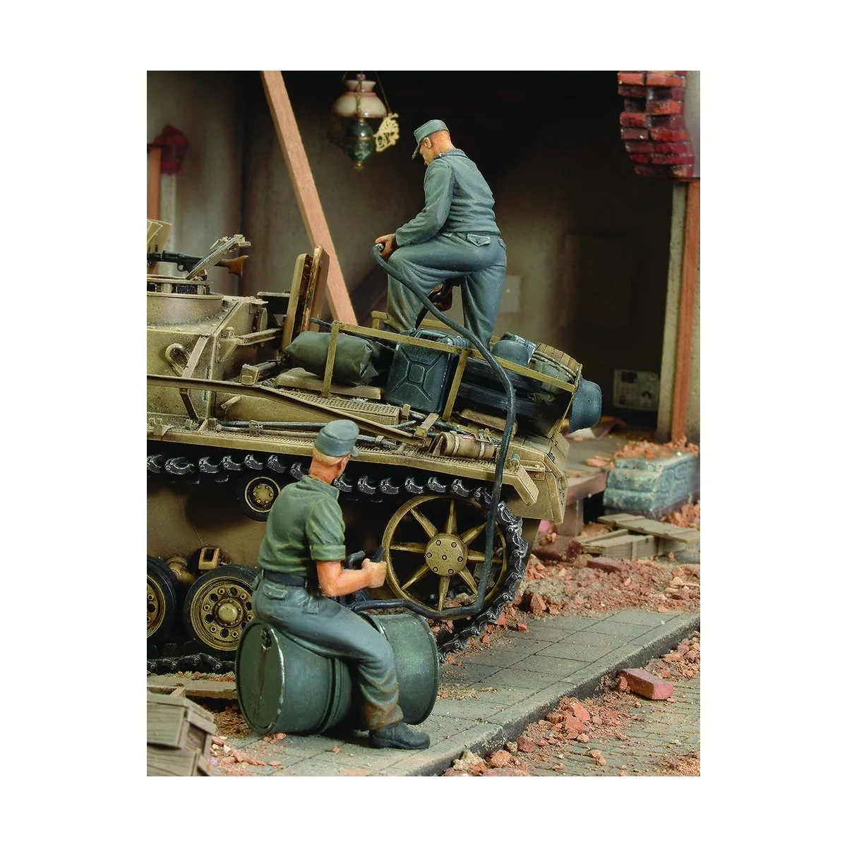 German crew refuelling tank-2 fig.-WWII - Royal Model RM154