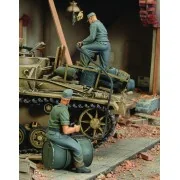 German crew refuelling tank-2 fig.-WWII - Royal Model RM154