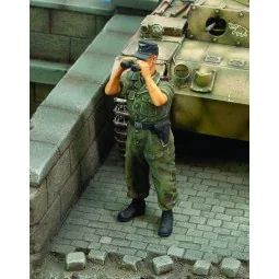 Waffen SS tanker looking through binoculars-WWII, 1/35 - Royal Mode...