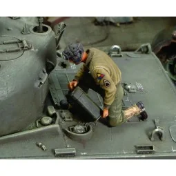 U.S. CREW member refuelling tank - WWII, 1/35 - Royal Model RM165