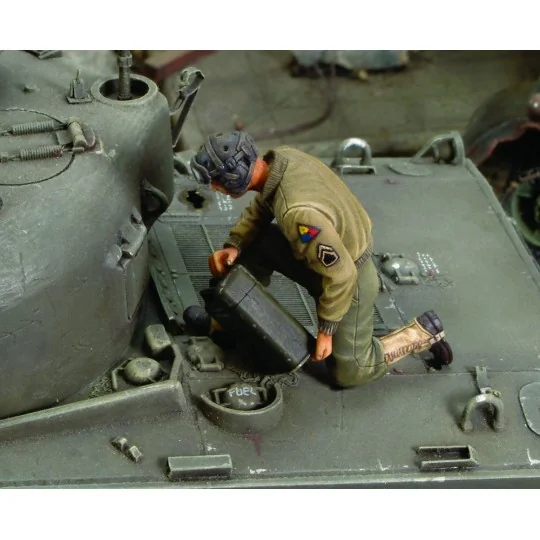 U.S. CREW member refuelling tank - WWII, 1/35 - Royal Model RM165