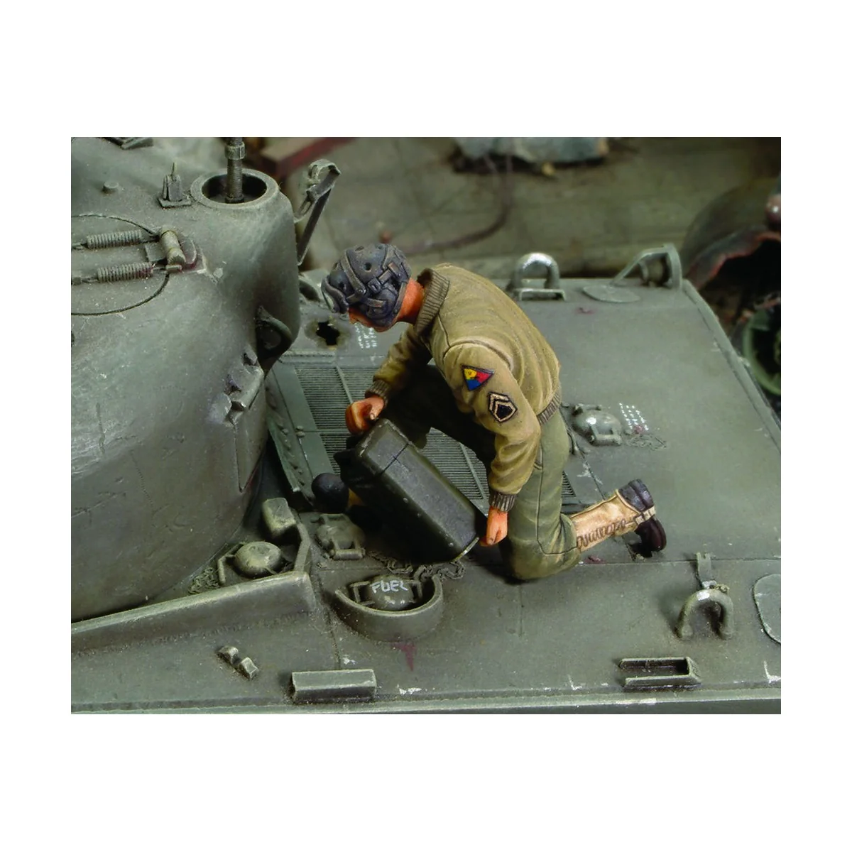 U.S. CREW member refuelling tank - WWII - Royal Model RM165
