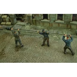 German tankers cleaning gun barrel - WWII, 1/35 - Royal Model RM166