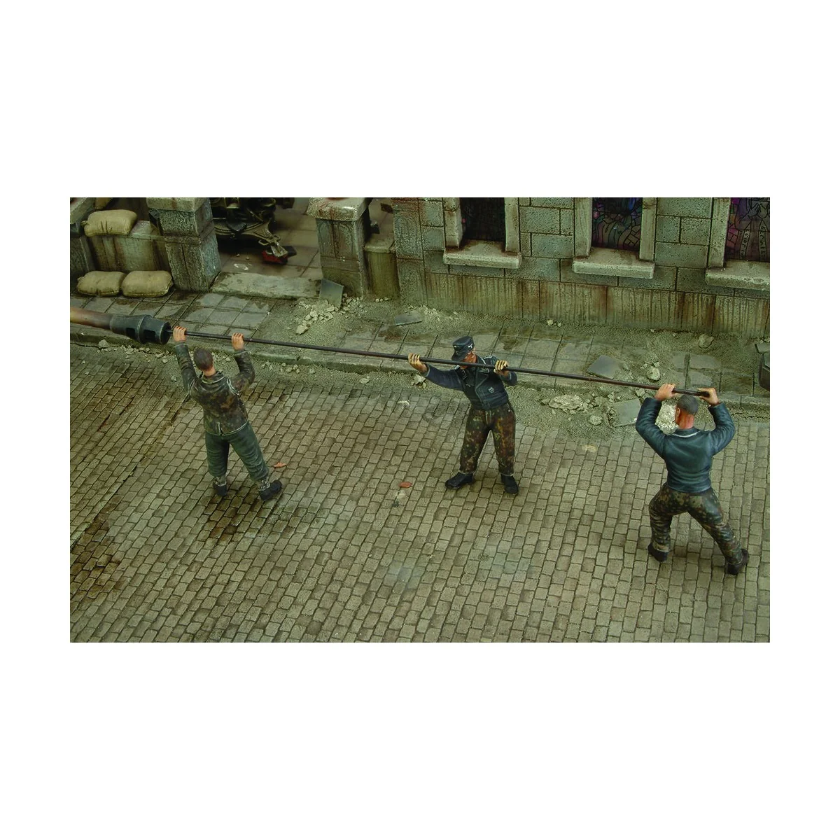 German tankers cleaning gun barrel - WWII, 1/35 - Royal Model RM166