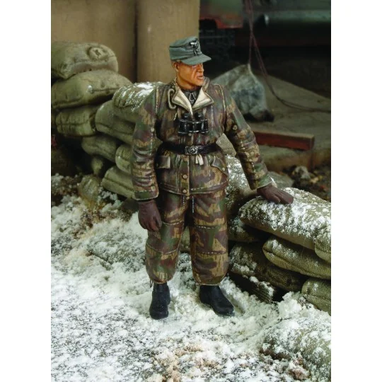 German tanker in winter dress - WWII - Royal Model RM175