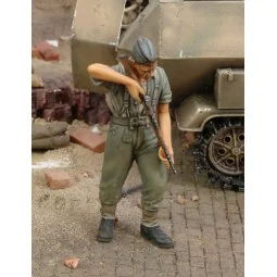 German soldier cleaning rifle-WWII, 1/35 - Royal Model RM177
