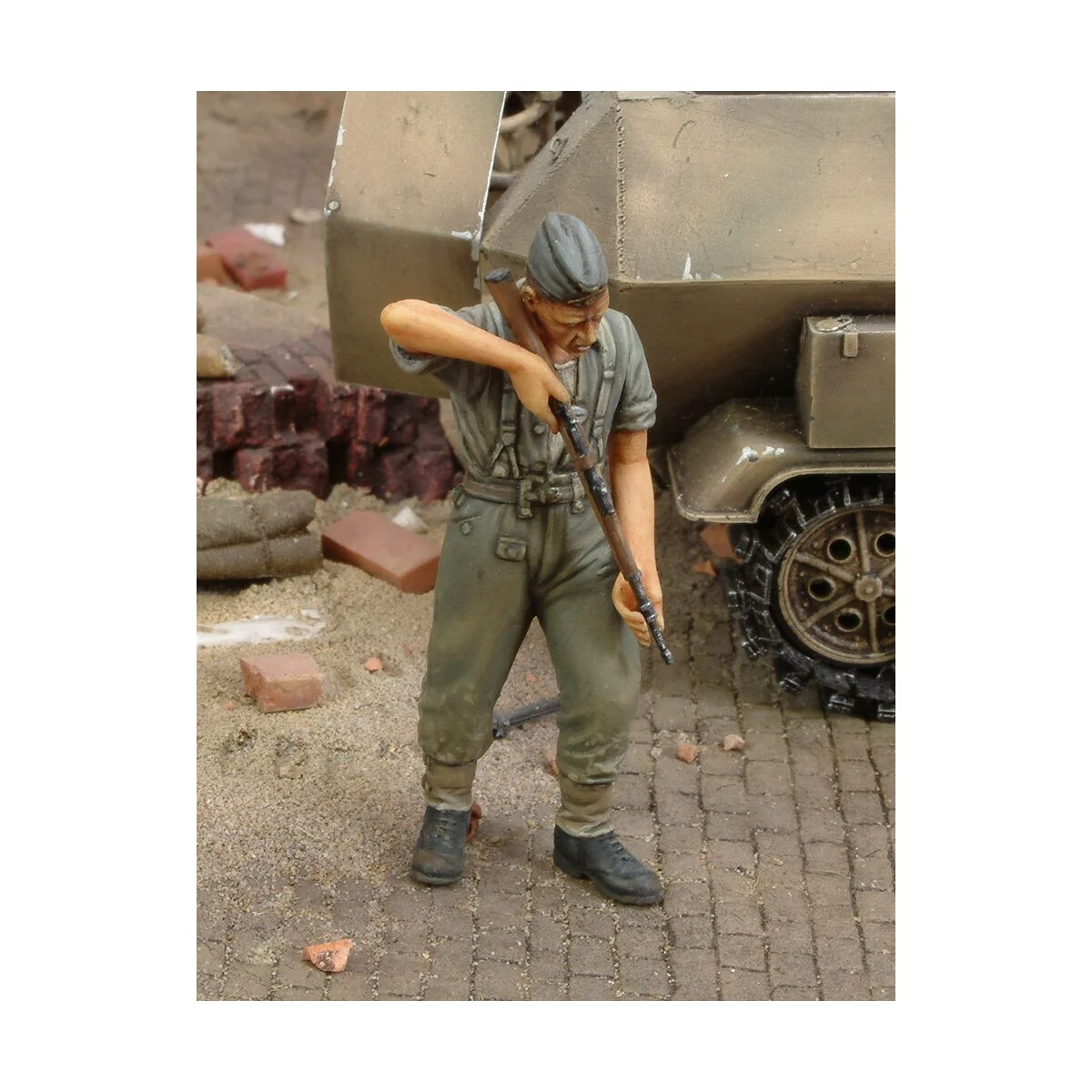 German soldier cleaning rifle-WWII, 1/35 - Royal Model RM177