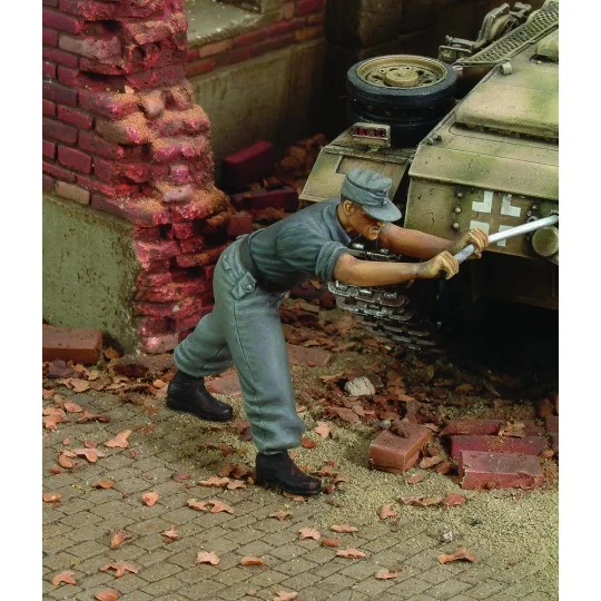 German tanker cranking up - WWII - Royal Model RM178