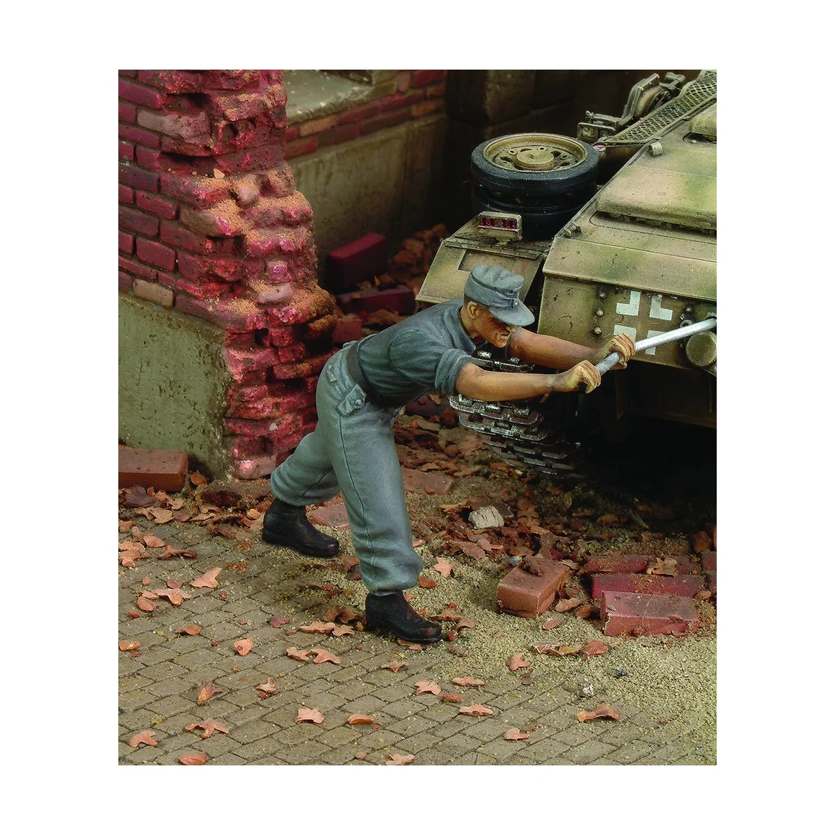 German tanker cranking up - WWII, 1/35 - Royal Model RM178