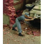 German tanker cranking up - WWII - Royal Model RM178