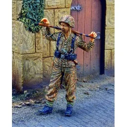 SS Grenadier at rest1944 2 heads - Royal Model RM287