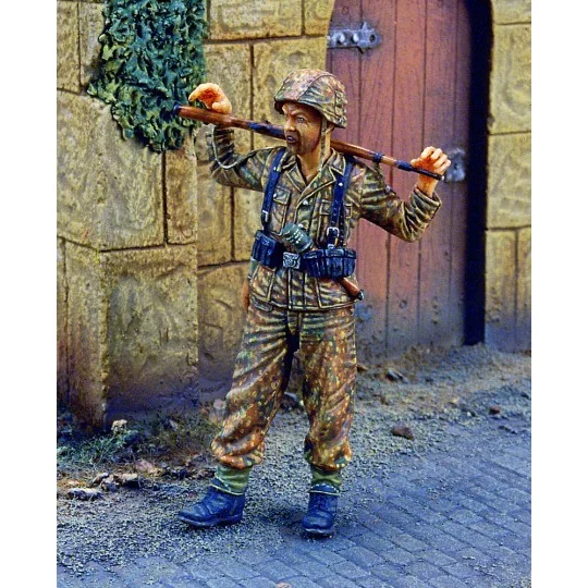 SS Grenadier at rest1944 2 heads, 1/35 - Royal Model RM287