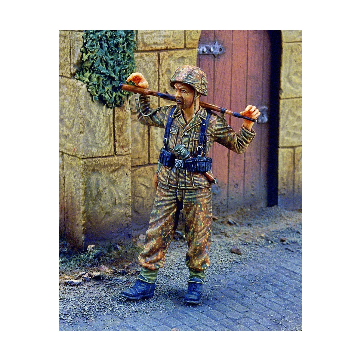 SS Grenadier at rest1944 2 heads - Royal Model RM287