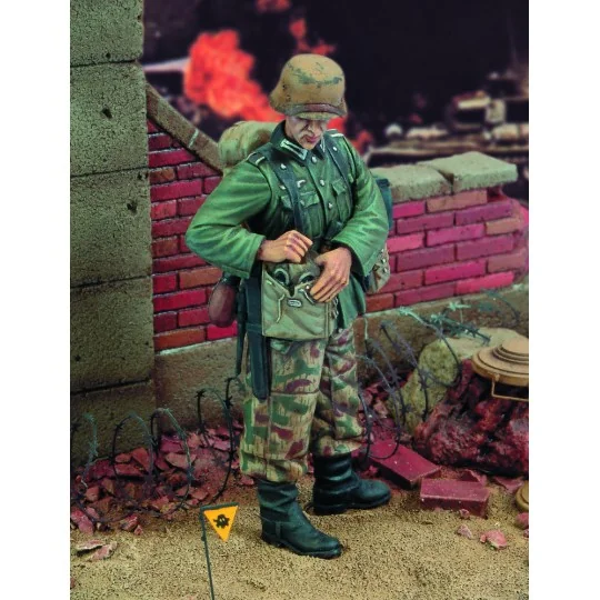 German engineer-WWII, 1/35 - Royal Model RM334