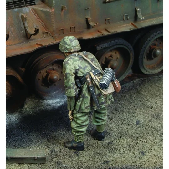 Waffen SS Granadier 1944 - Royal Model RM404