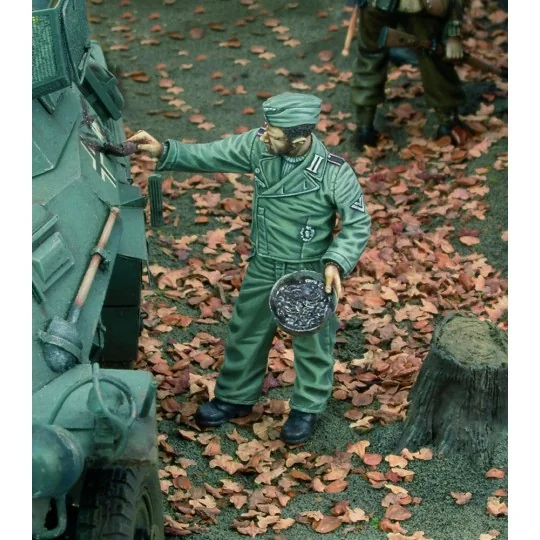 German tanker getting mud-camouflage-WWII, 1/35 - Royal Model RM525