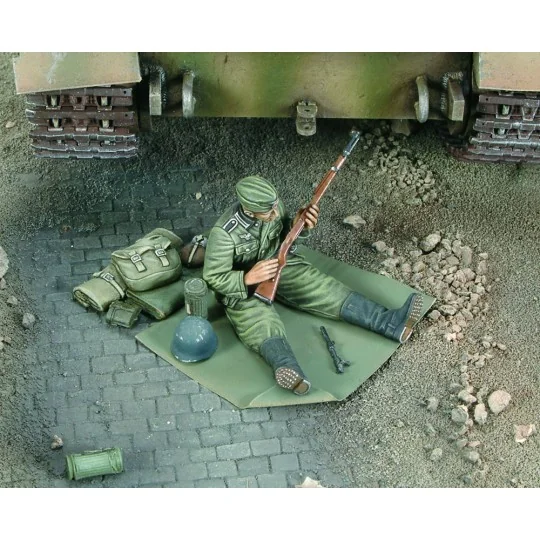 German soldier cleans up his rifle-WWII, 1/35 - Royal Model RM534