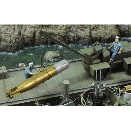 U.S. sailors loading torpedo-WWII, 1/35 - Royal Model RM538