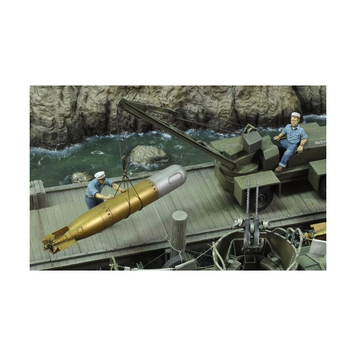U.S. sailors loading torpedo-WWII, 1/35 - Royal Model RM538