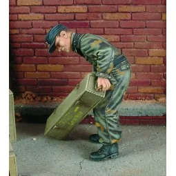 King Tiger crewman with Italian Camouflage, 1/35 - Royal Model RM543