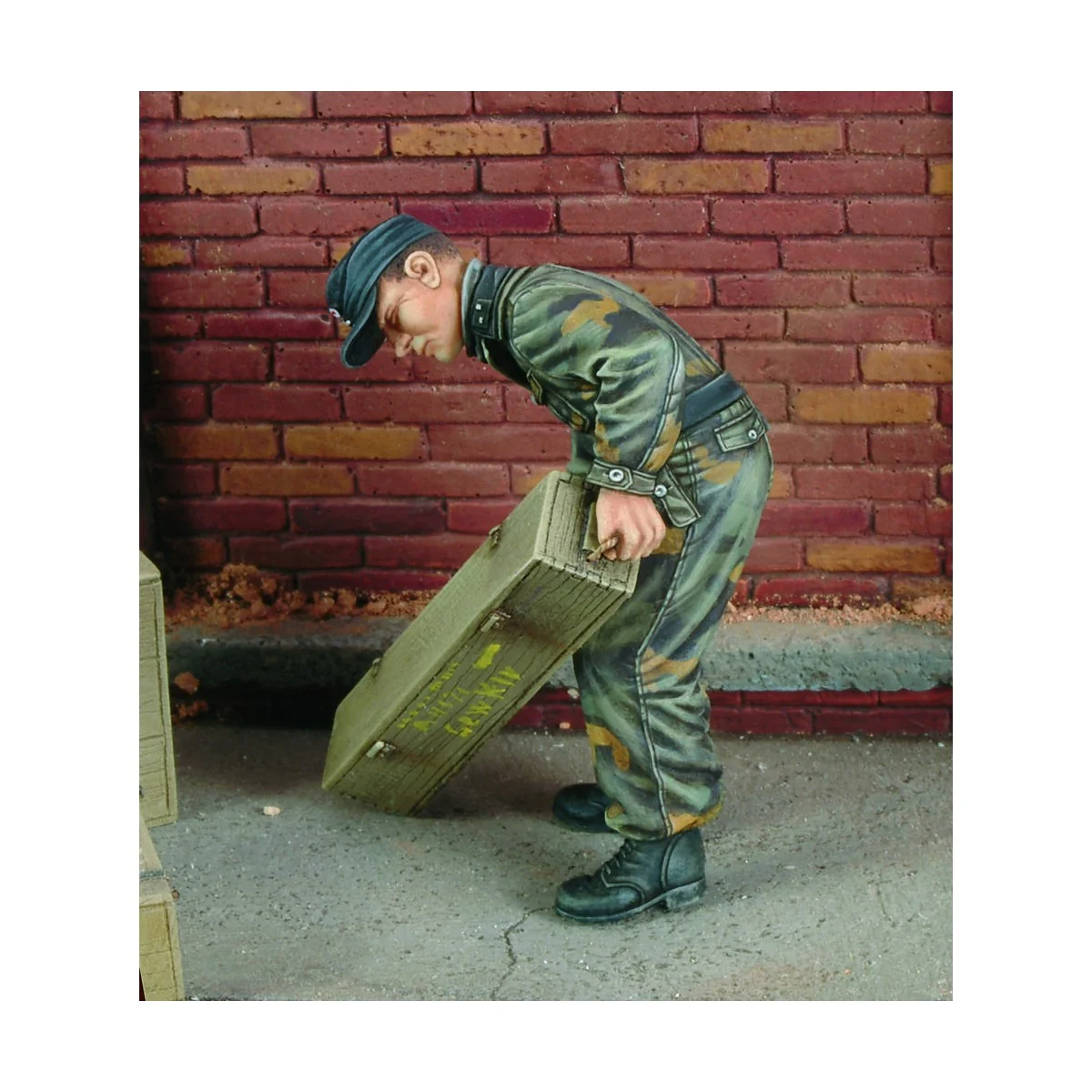 King Tiger crewman with Italian Camouflage - Royal Model RM543