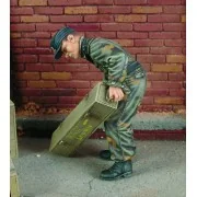 King Tiger crewman with Italian Camouflage, 1/35 - Royal Model RM543