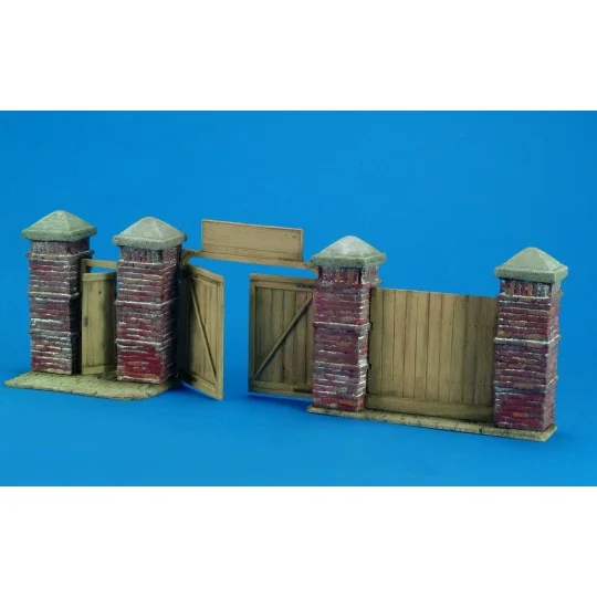 East European Wall Section - Royal Model RM568