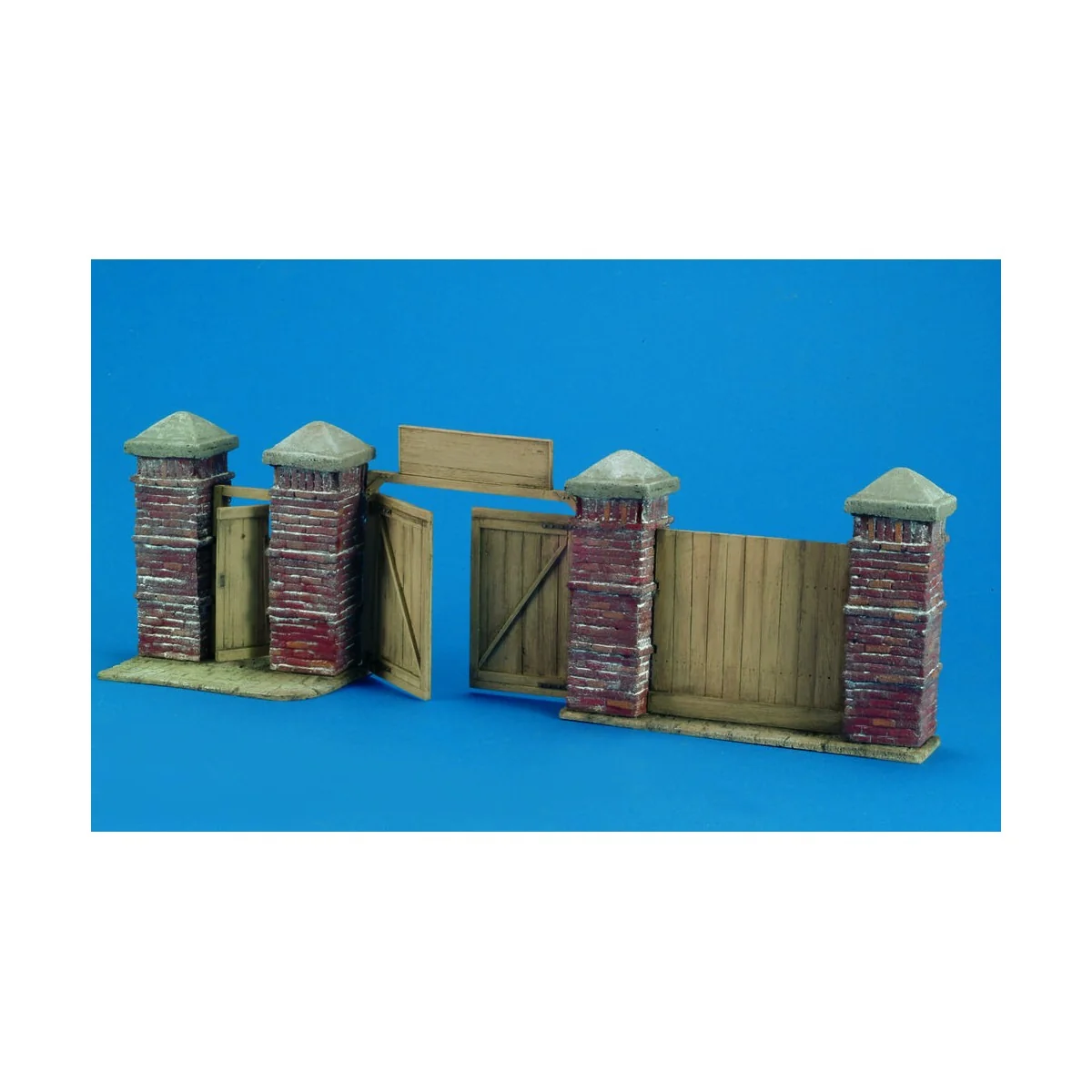 East European Wall Section - Royal Model RM568