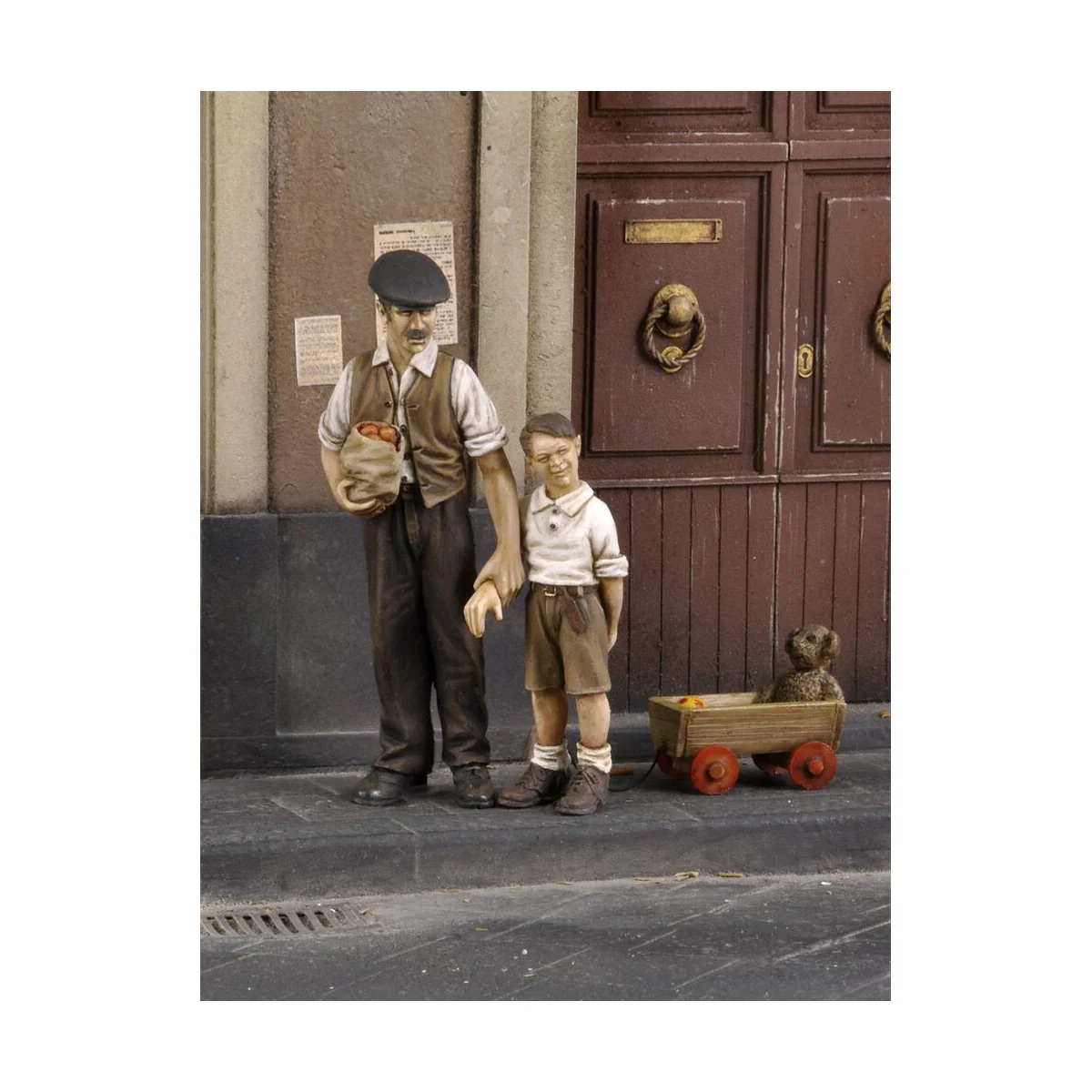 Civilian man with children-WWII - Royal Model RM573