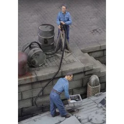 Men refuelling - Royal Model RM580