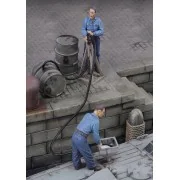 Men refuelling - Royal Model RM580