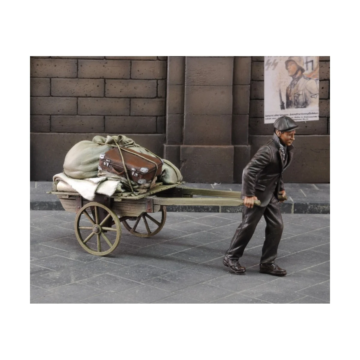 Evacuee pulling cart - Royal Model RM628