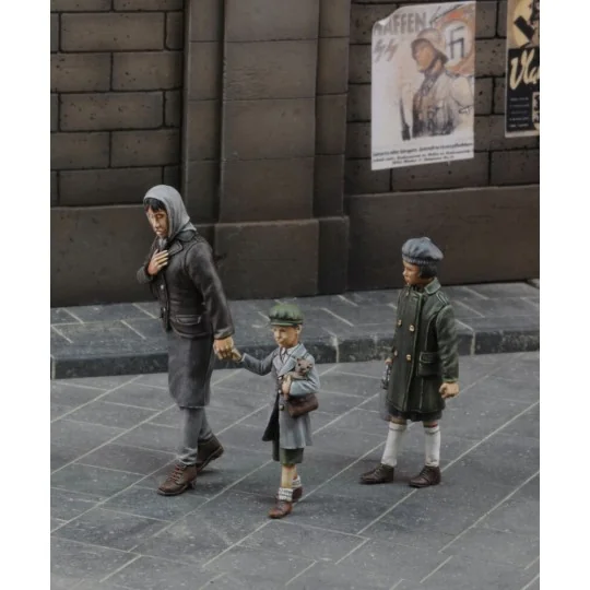 Mother with her children, 1/35 - Royal Model RM636