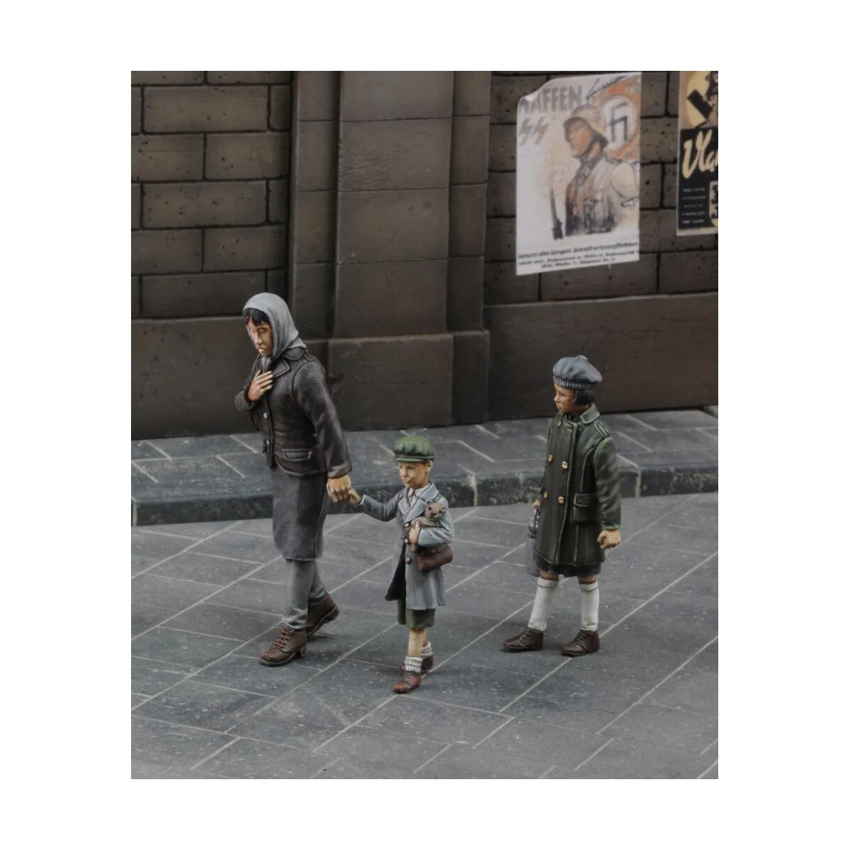 Mother with her children - Royal Model RM636