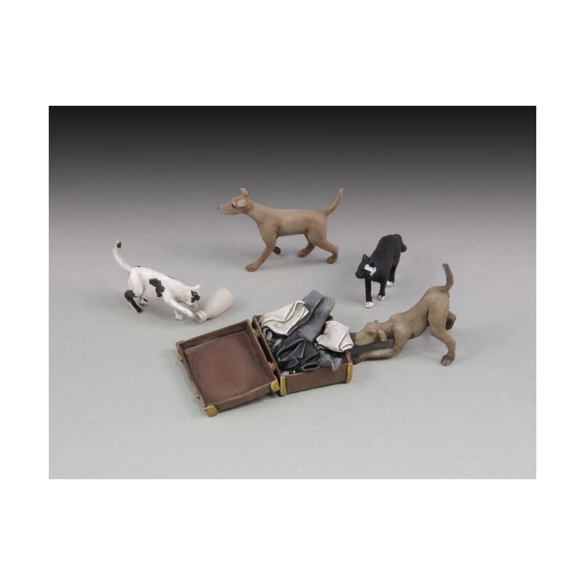 Dogs and cats, 1/35 - Royal Model RM662